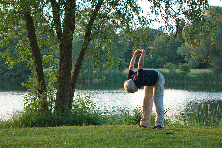 Imagem que ilustra os benefícios yoga para idosos