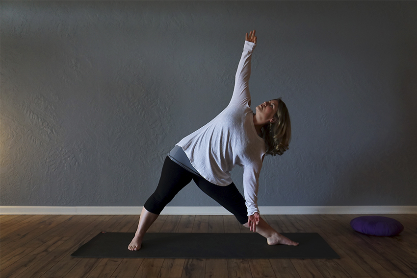 Exercícios de yoga para idosos: posição triângulo invertido