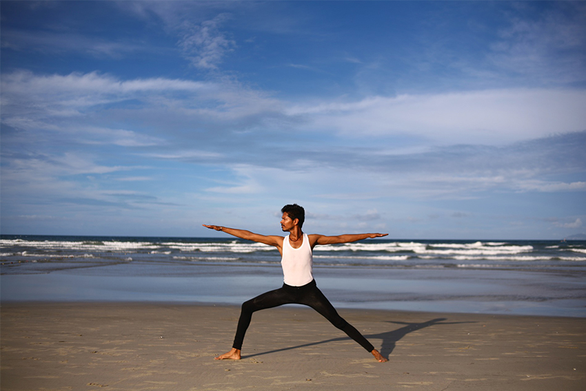 Yoga para idosos: posição guerreiro