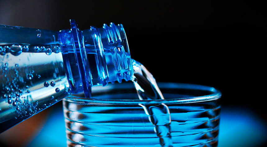 Beber agua é fundamental para um corpo hidratado