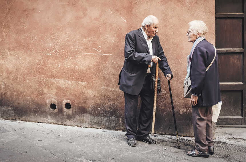 Imagem de dois idosos a conversar