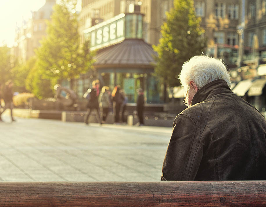 imagem de um senhor idoso sentado e sozinho