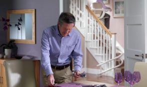 senhor de idade em casa com elevador de escadas