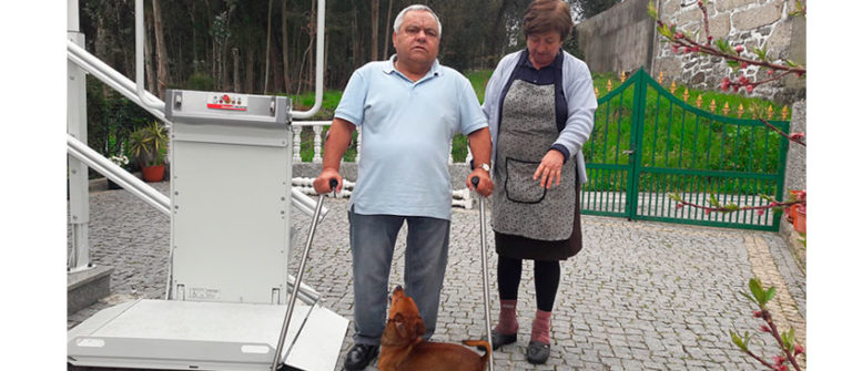 casal ao lado uma plataforma elevatoria Stannah