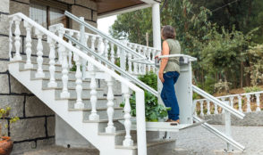 mulher numa plataforma elevatória Stannah