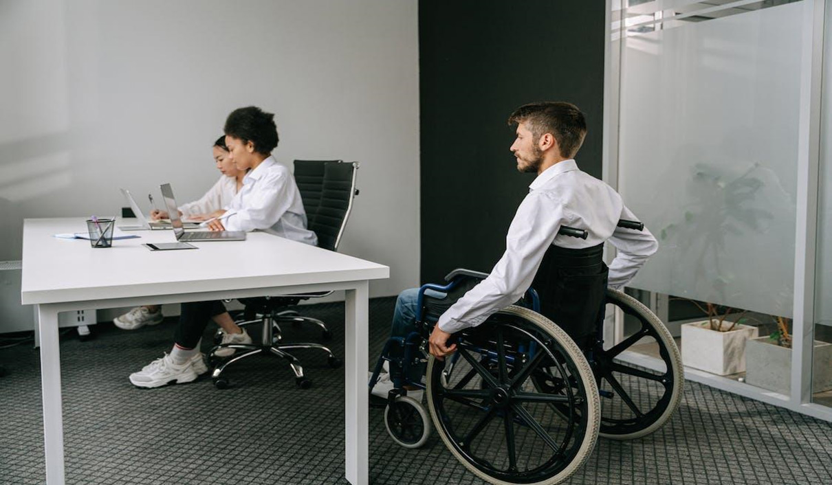Emprego apoiado para deficientes: tudo o que precisa de saber