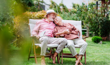 casal-de-idosos-sentado-no-jardim