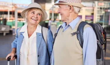 casal-idosos-preparar-viagens-aviao-seniores